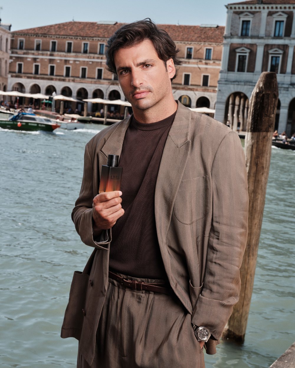 Carlos Sainz acelera su estilo con I WILL de Giorgio Armani