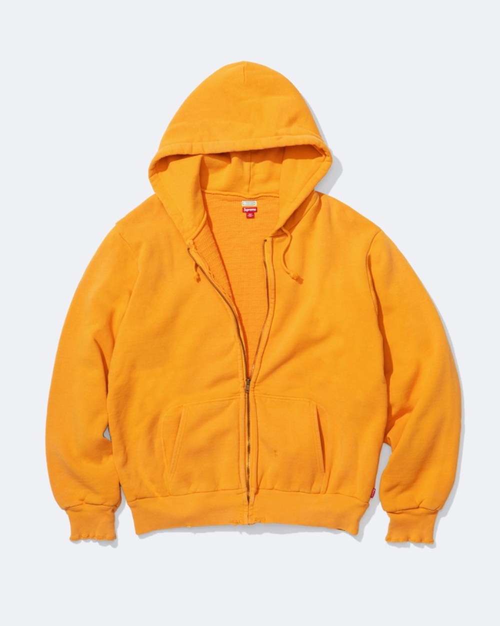 A. Presse inyecta su minimalismo al streetwear de Supreme