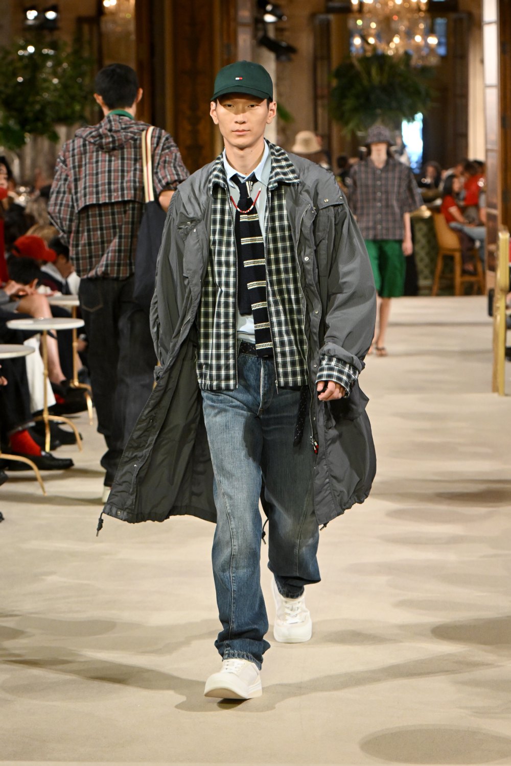 Tommy asienta las bases del futuro de lo preppy con SS27