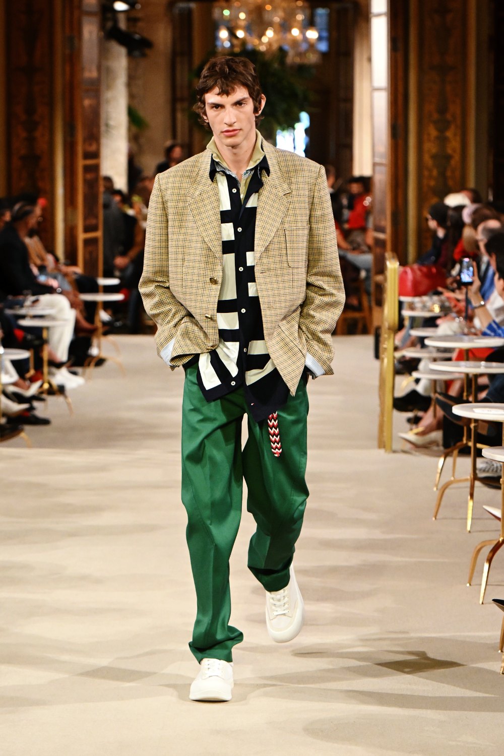 Tommy asienta las bases del futuro de lo preppy con SS27