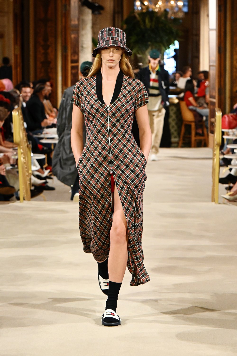 Tommy asienta las bases del futuro de lo preppy con SS27