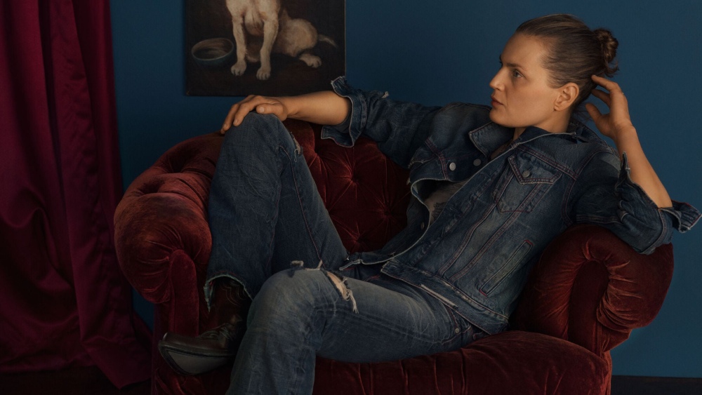 Acne Studios y Nan Goldin celebran 30 años de legado denim