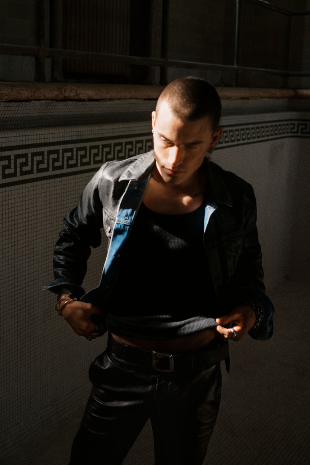 Acne Studios y Nan Goldin celebran 30 años de legado denim