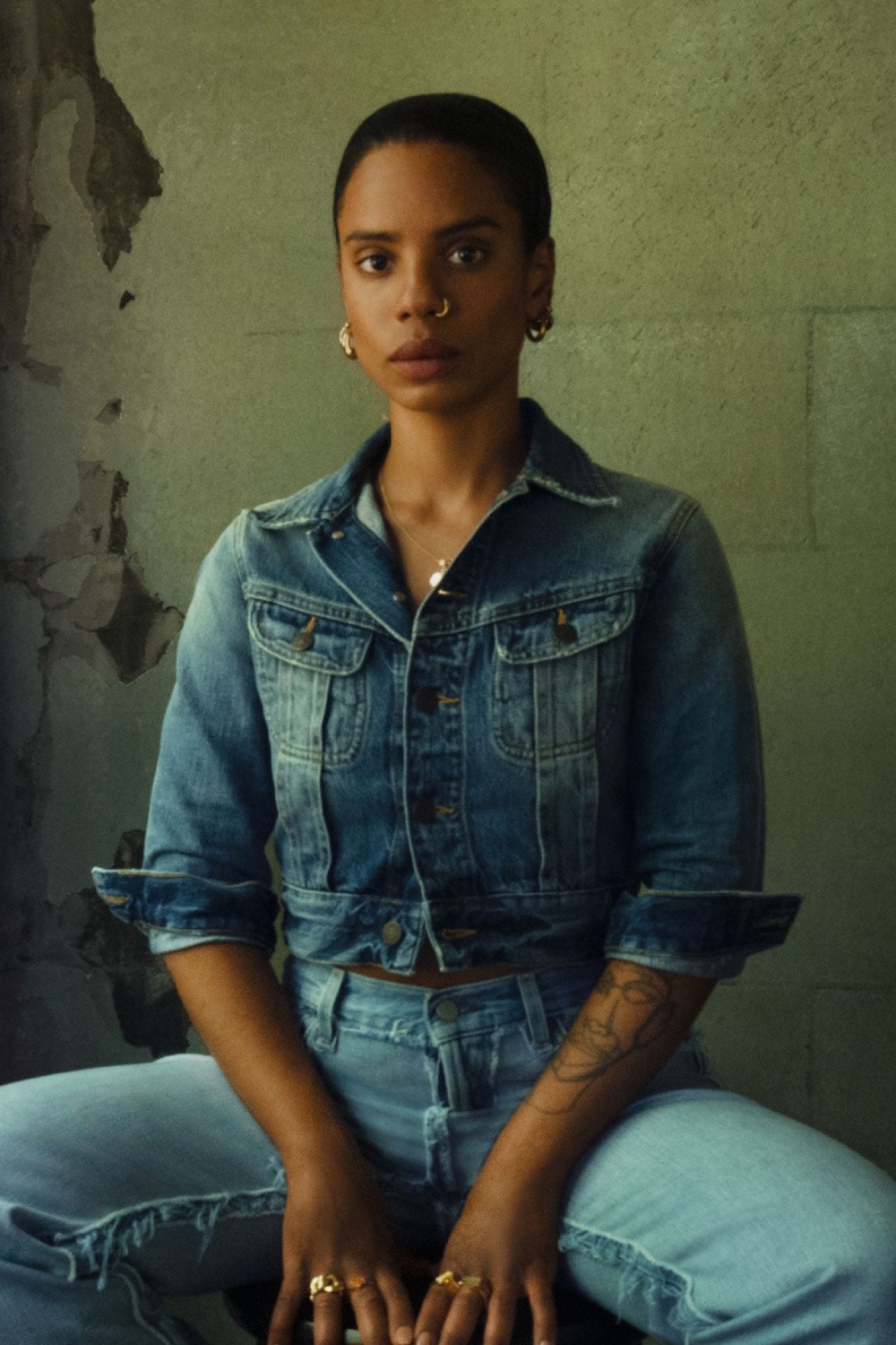 Acne Studios y Nan Goldin celebran 30 años de legado denim