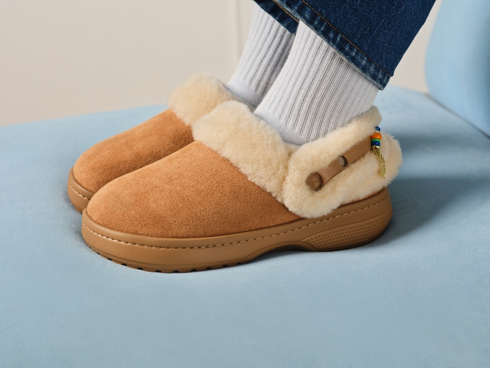 Crocs y McKenna Grace dan la bienvenida a la cozy season