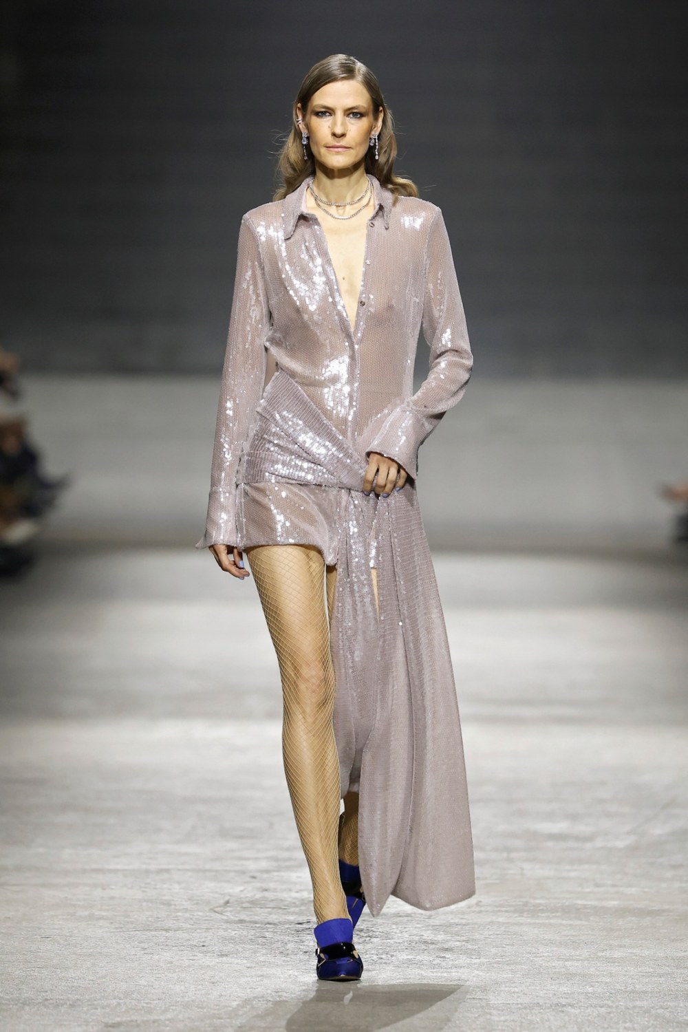 Compte Spain en 080 BCN Fashion viste la belleza con flores