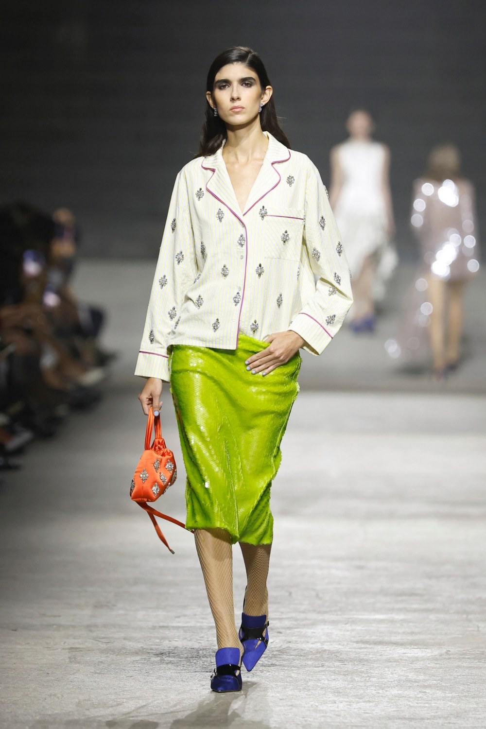 Compte Spain en 080 BCN Fashion viste la belleza con flores