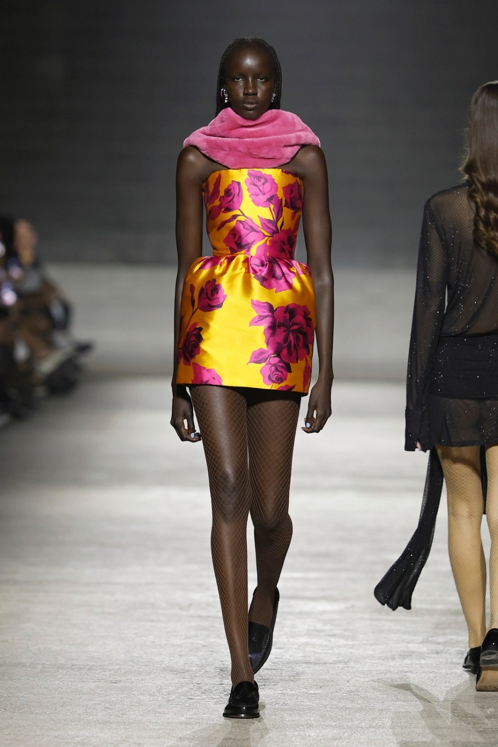 Compte Spain en 080 BCN Fashion viste la belleza con flores