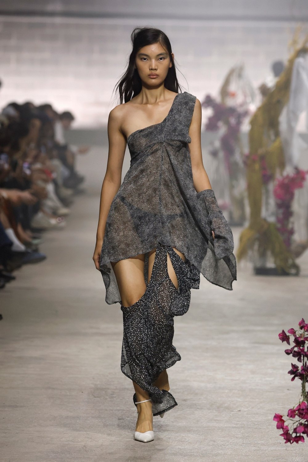 Antonio Acuario en 080 BCN Fashion busca la luz con seda