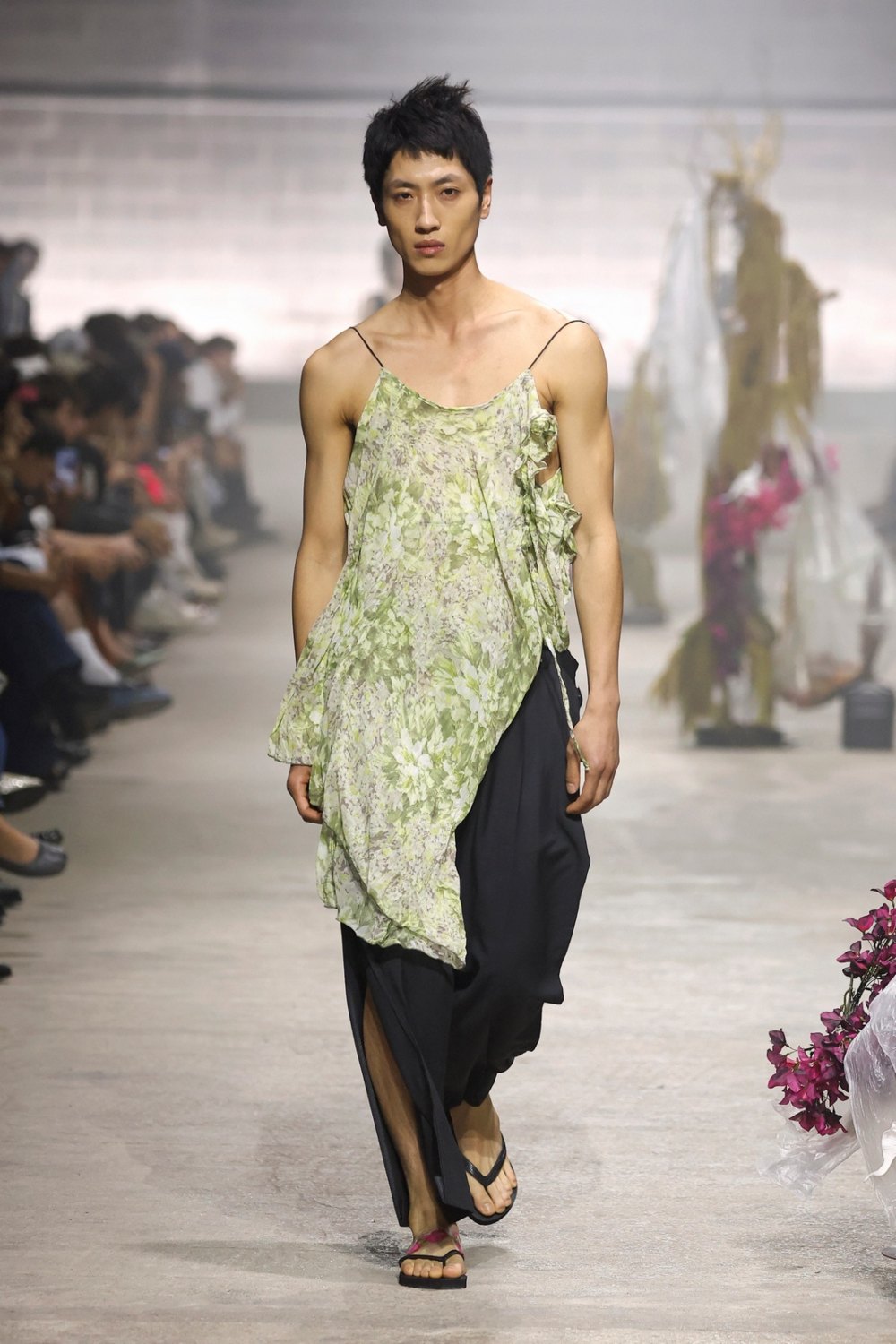 Antonio Acuario en 080 BCN Fashion busca la luz con seda