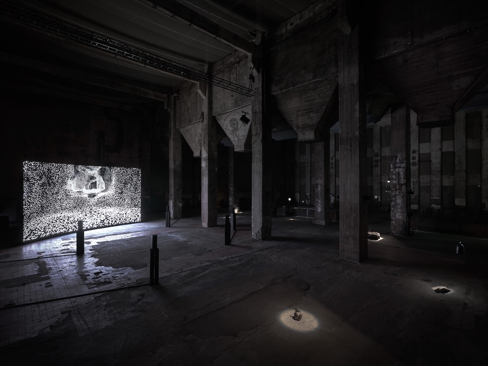El sol, ritual y poder en Halle am Berghain, Berlin