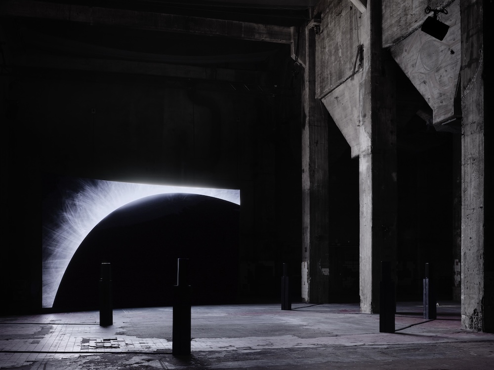 El sol, ritual y poder en Halle am Berghain, Berlin