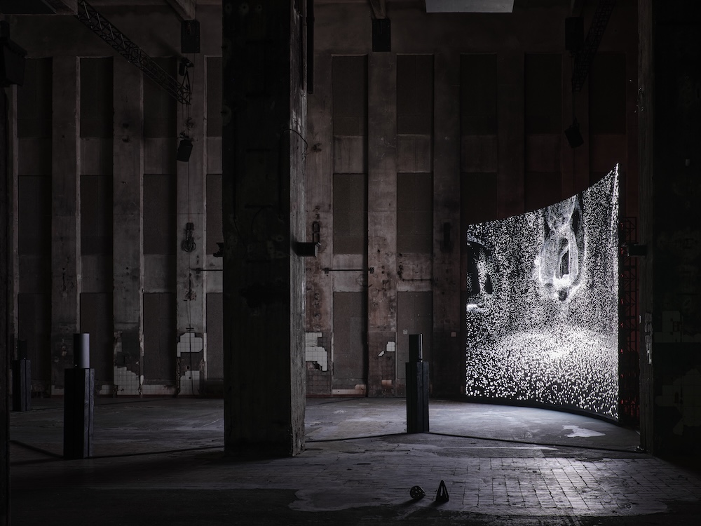 El sol, ritual y poder en Halle am Berghain, Berlin