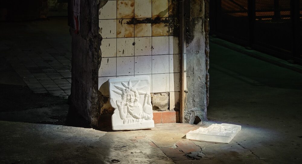 El sol, ritual y poder en Halle am Berghain, Berlin