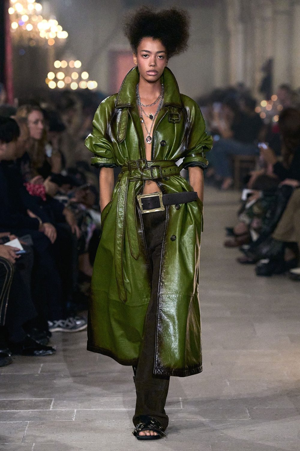 Acne Studios presenta historicismo y cotidianidad para SS27