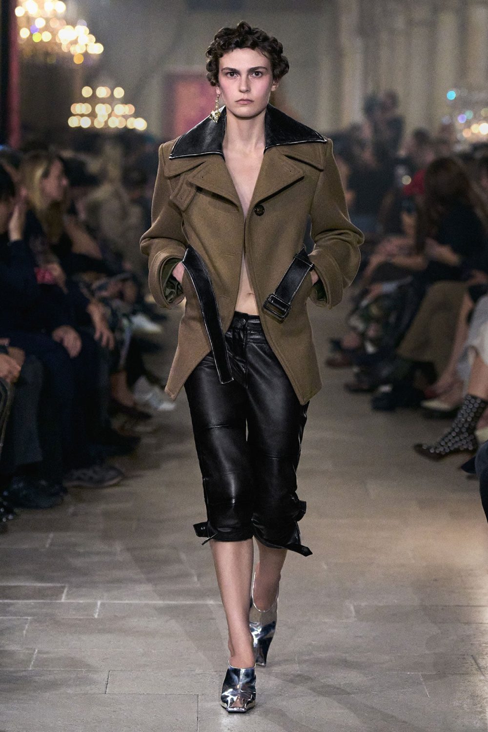 Acne Studios presenta historicismo y cotidianidad para SS27