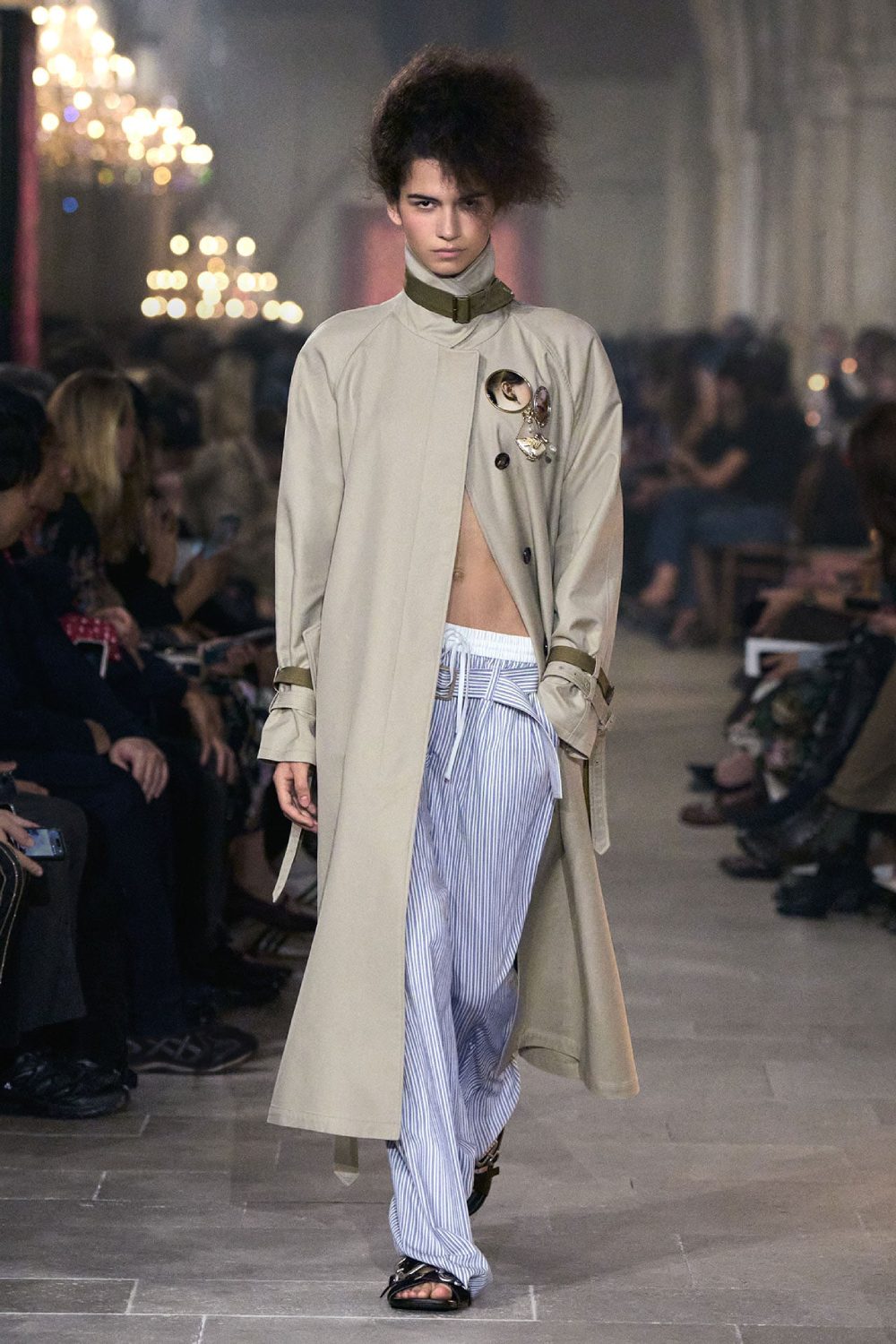 Acne Studios presenta historicismo y cotidianidad para SS27