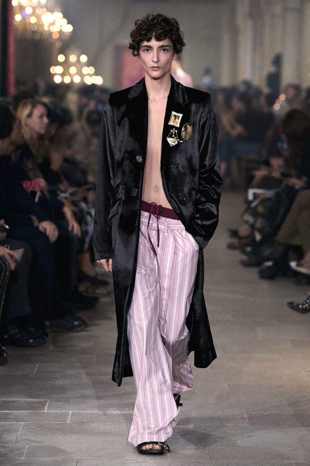 Acne Studios presenta historicismo y cotidianidad para SS27