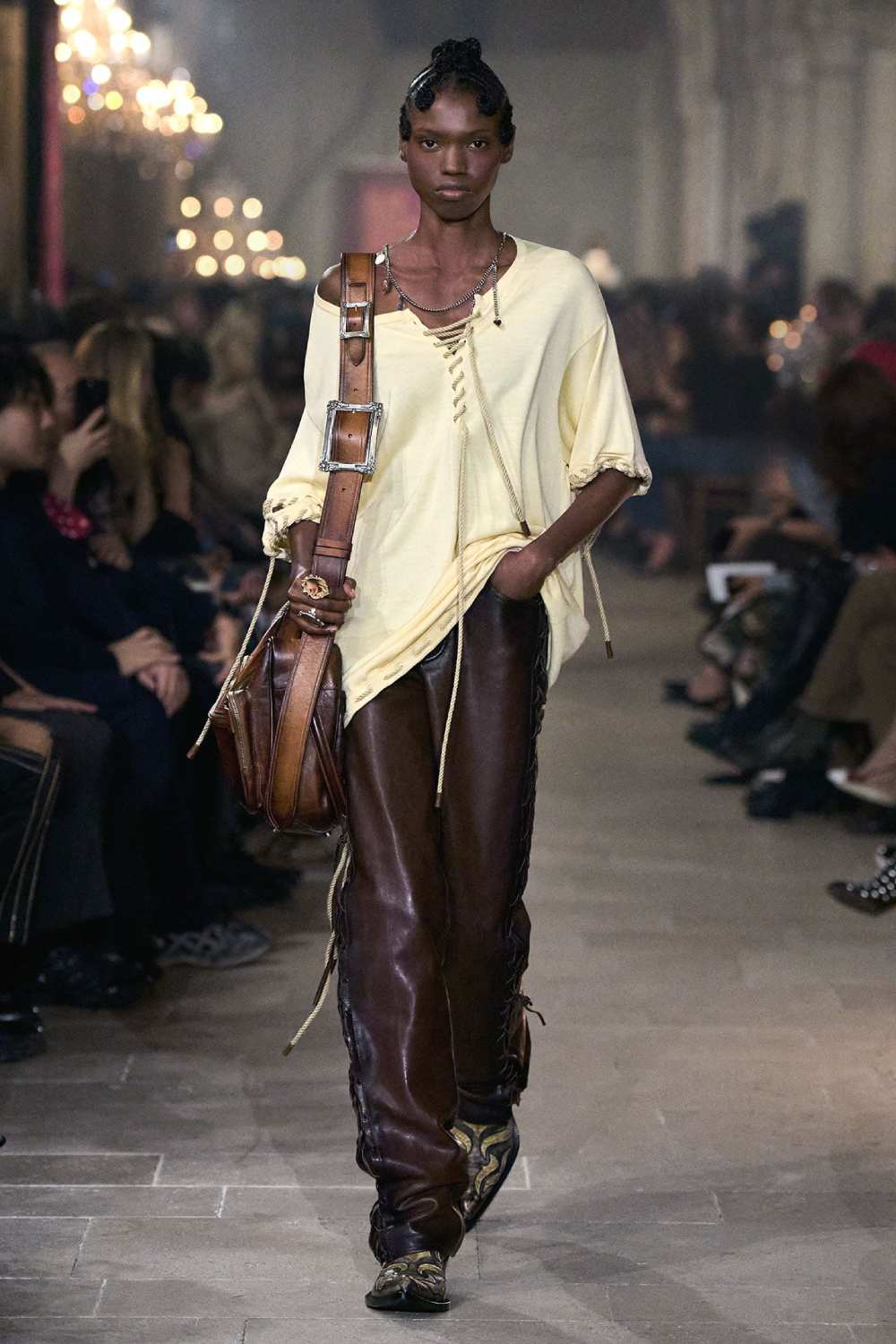 Acne Studios presenta historicismo y cotidianidad para SS27