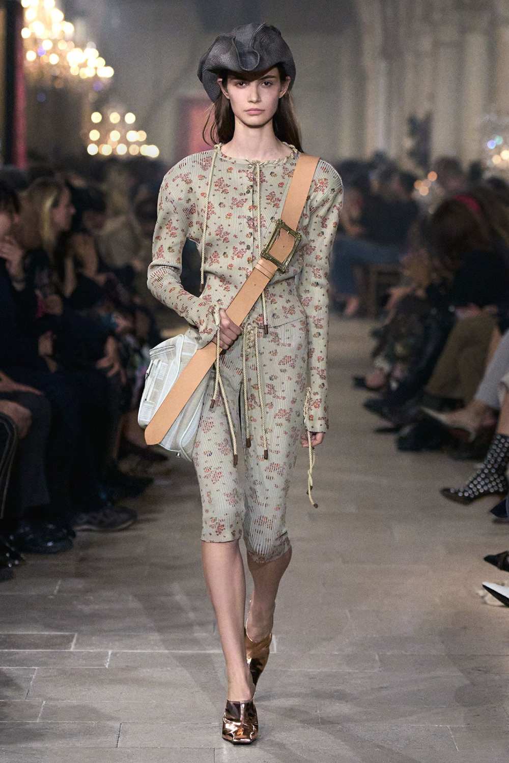 Acne Studios presenta historicismo y cotidianidad para SS27