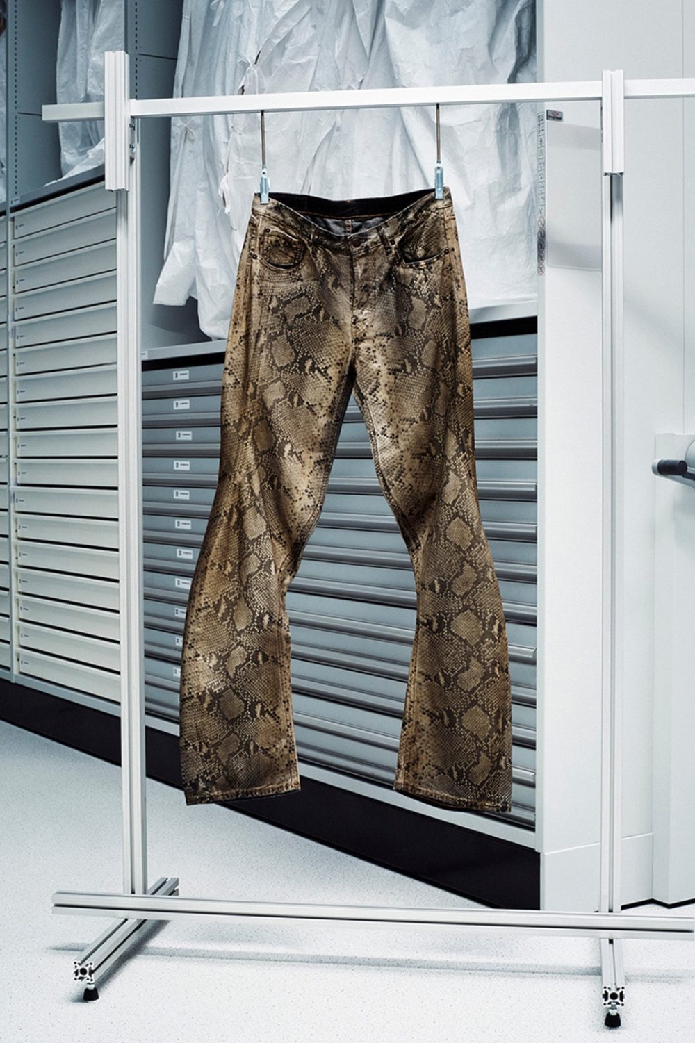 Hussein Chalayan remixea el denim icónico de Acne Studios