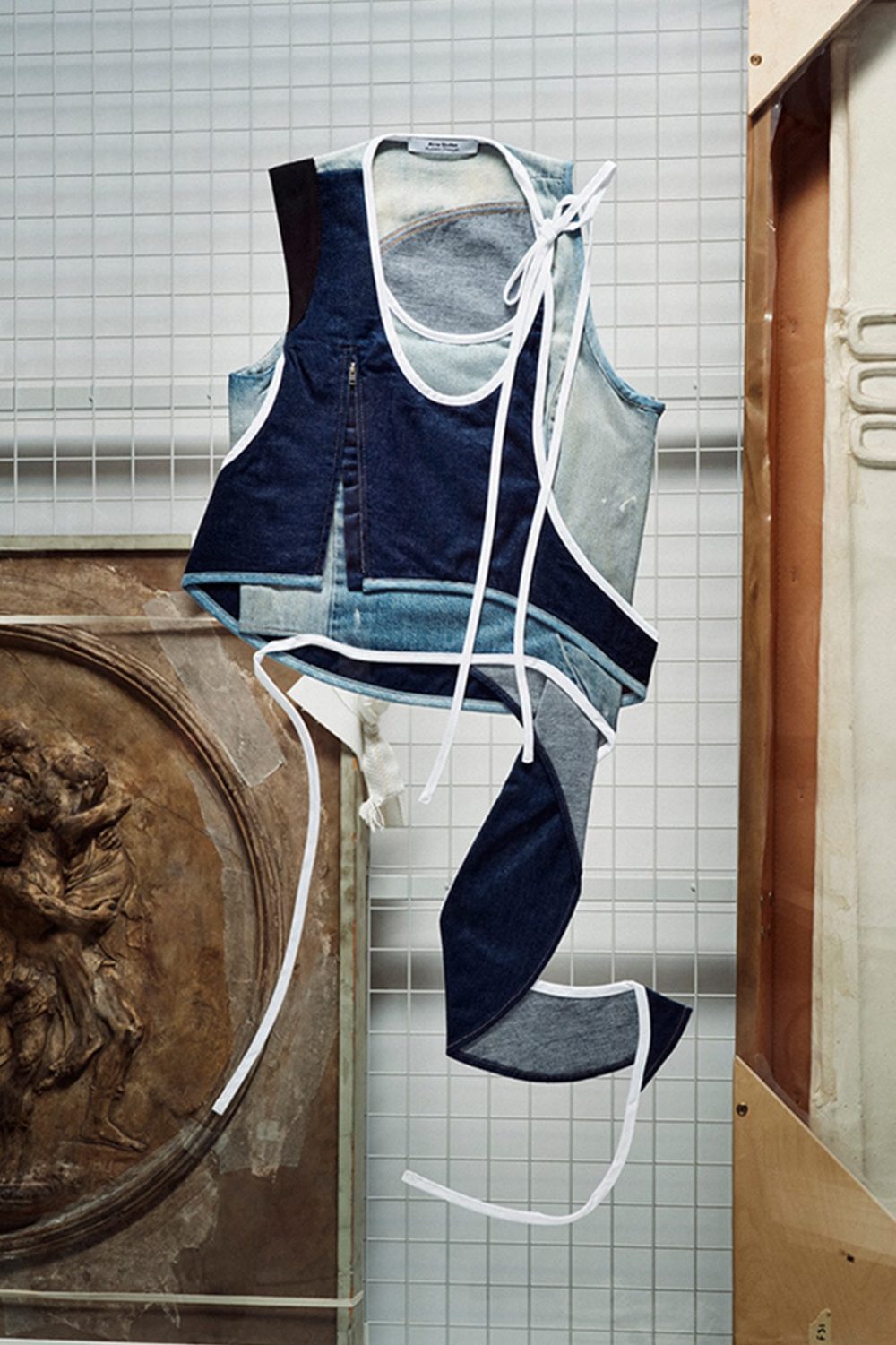 Hussein Chalayan remixea el denim icónico de Acne Studios