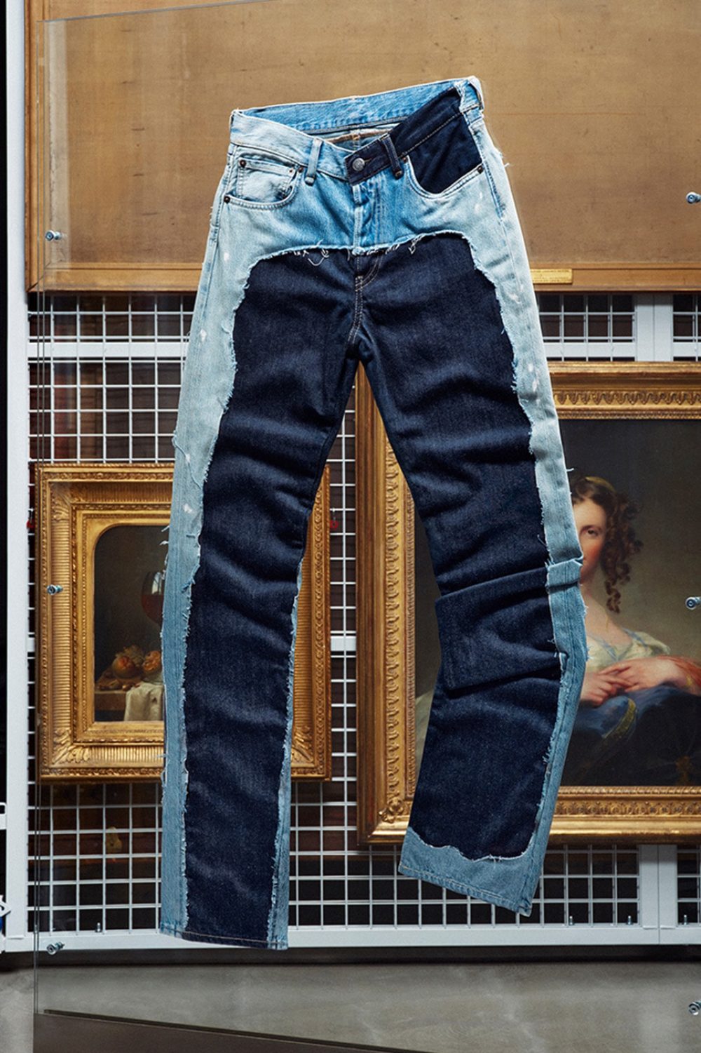 Hussein Chalayan remixea el denim icónico de Acne Studios