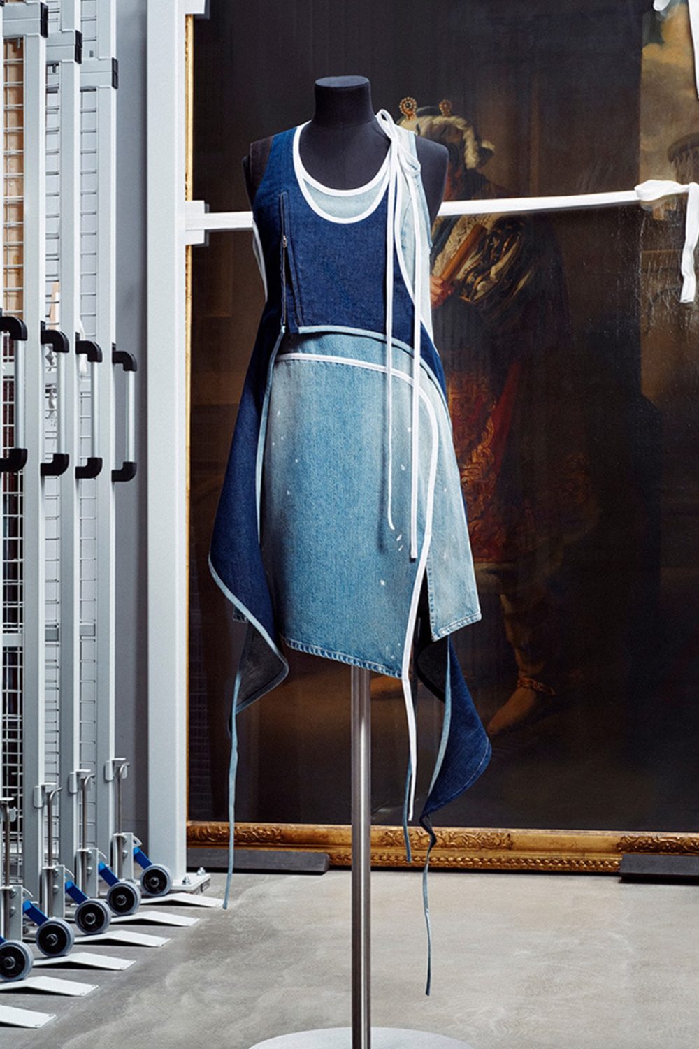 Hussein Chalayan remixea el denim icónico de Acne Studios