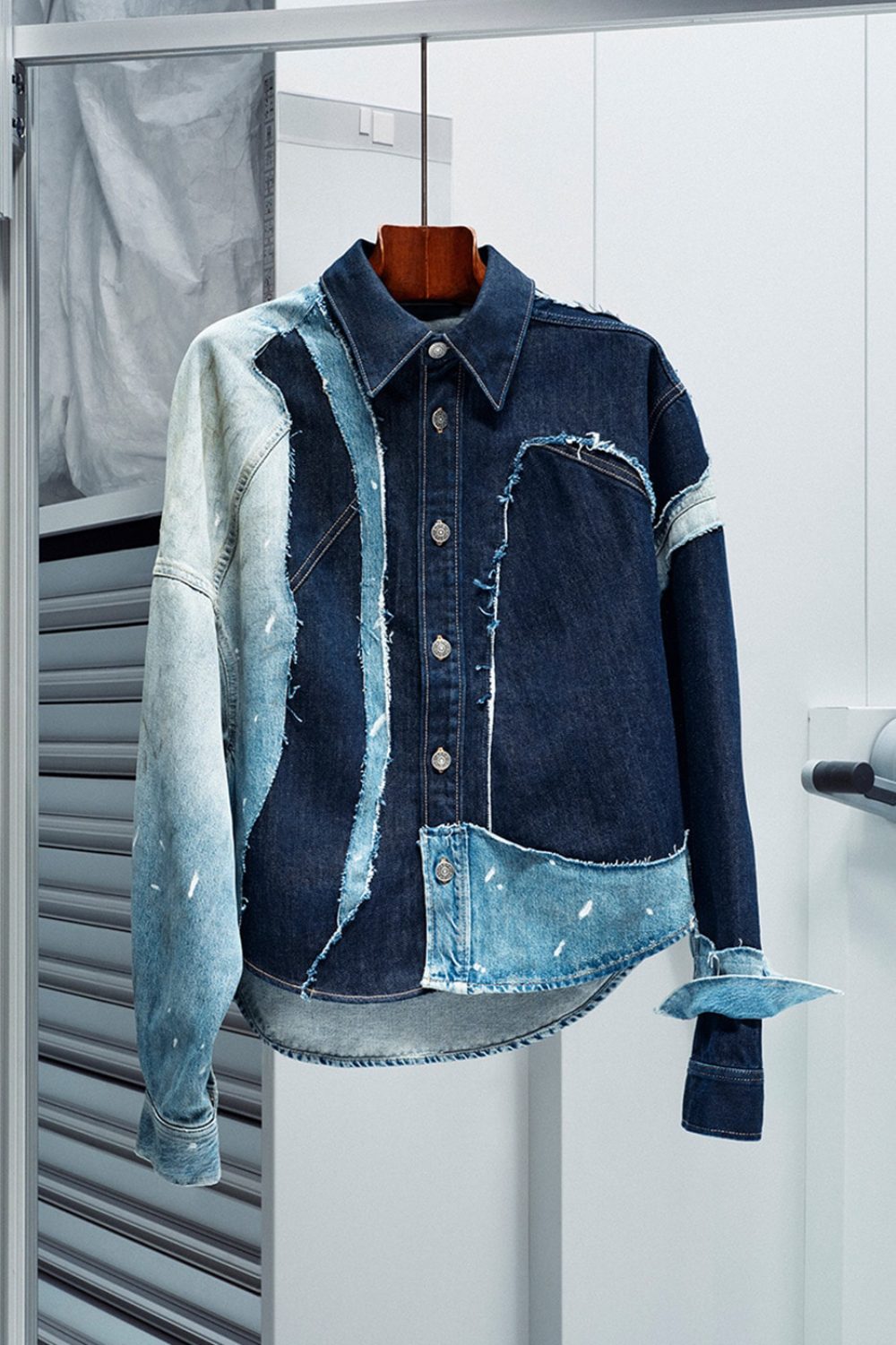 Hussein Chalayan remixea el denim icónico de Acne Studios