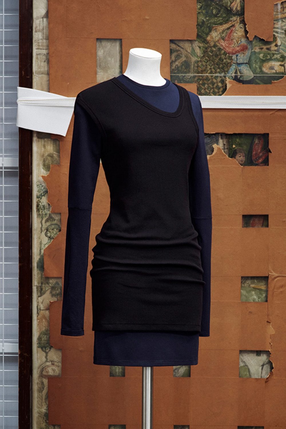 Hussein Chalayan remixea el denim icónico de Acne Studios