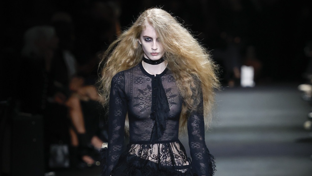 Ann Demeulemeester SS27: romanticismo oscuro y western