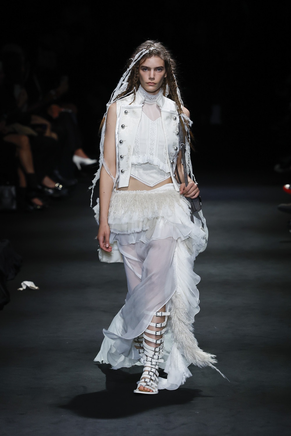 Ann Demeulemeester SS27: romanticismo oscuro y western