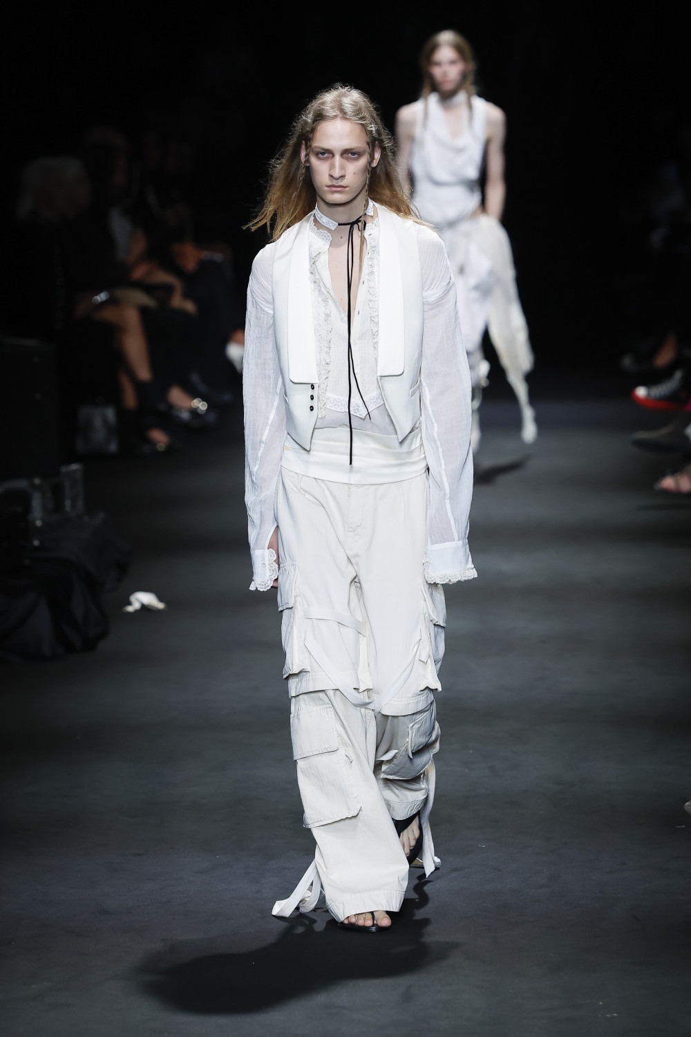 Ann Demeulemeester SS27: romanticismo oscuro y western