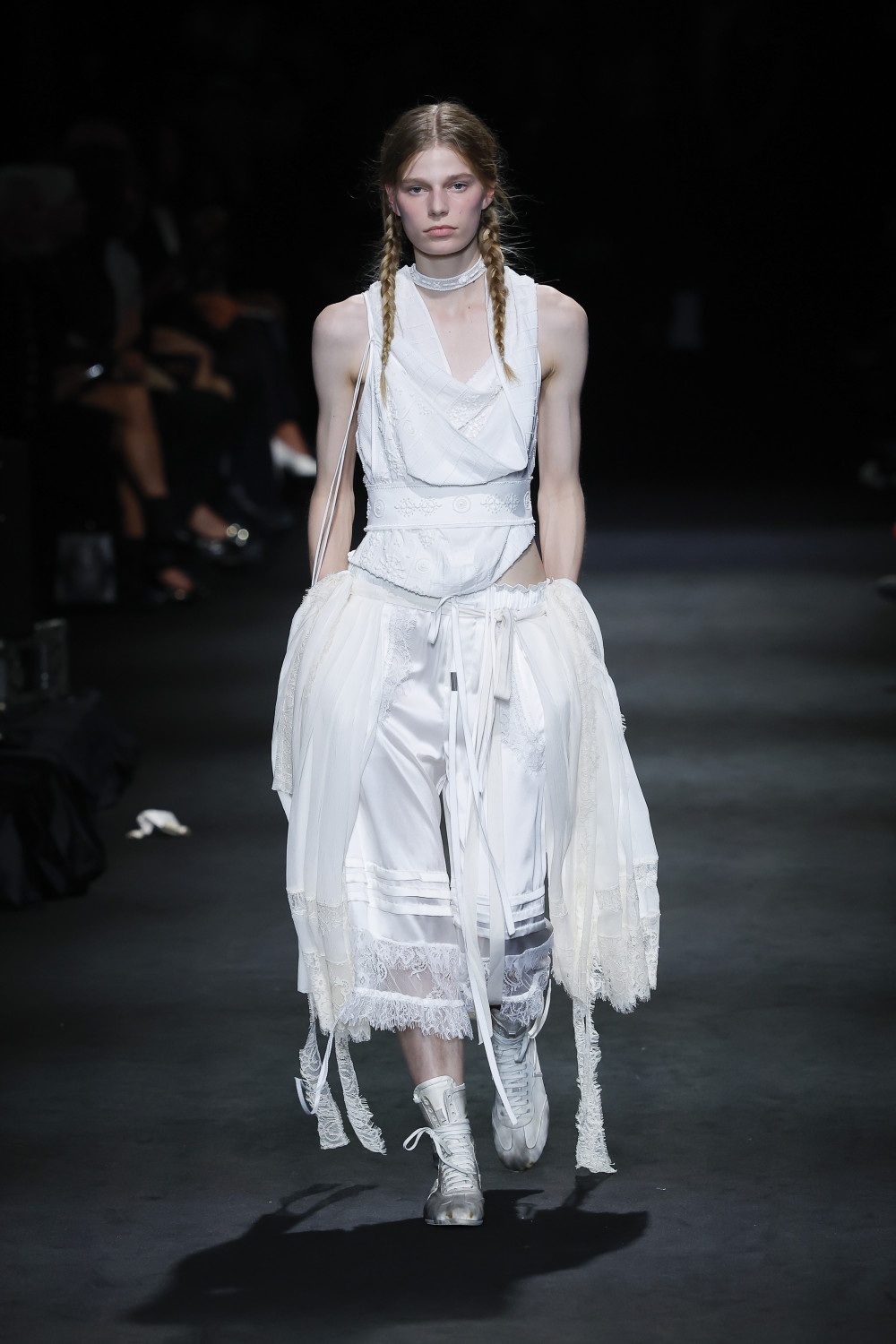 Ann Demeulemeester SS27: romanticismo oscuro y western