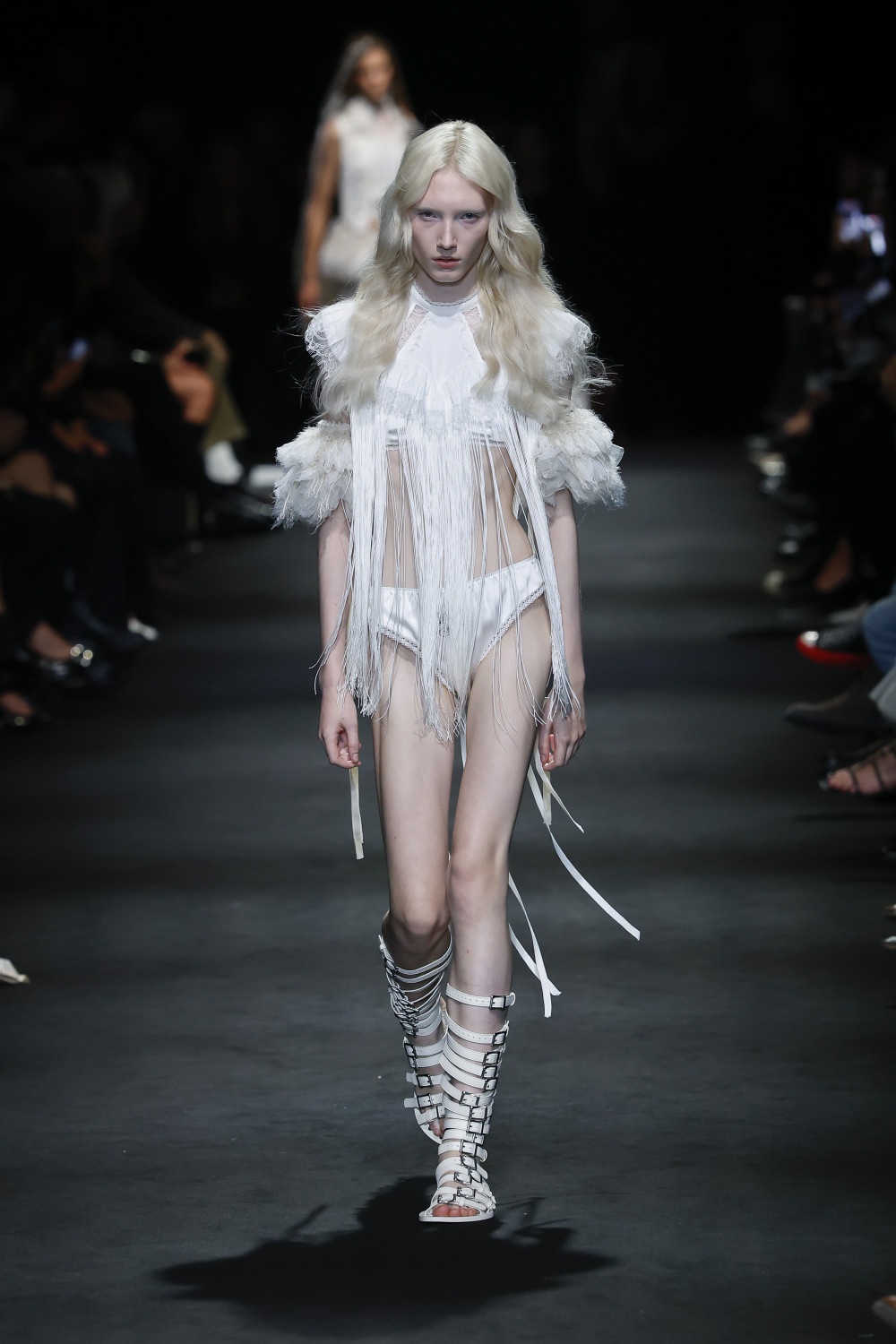 Ann Demeulemeester SS27: romanticismo oscuro y western