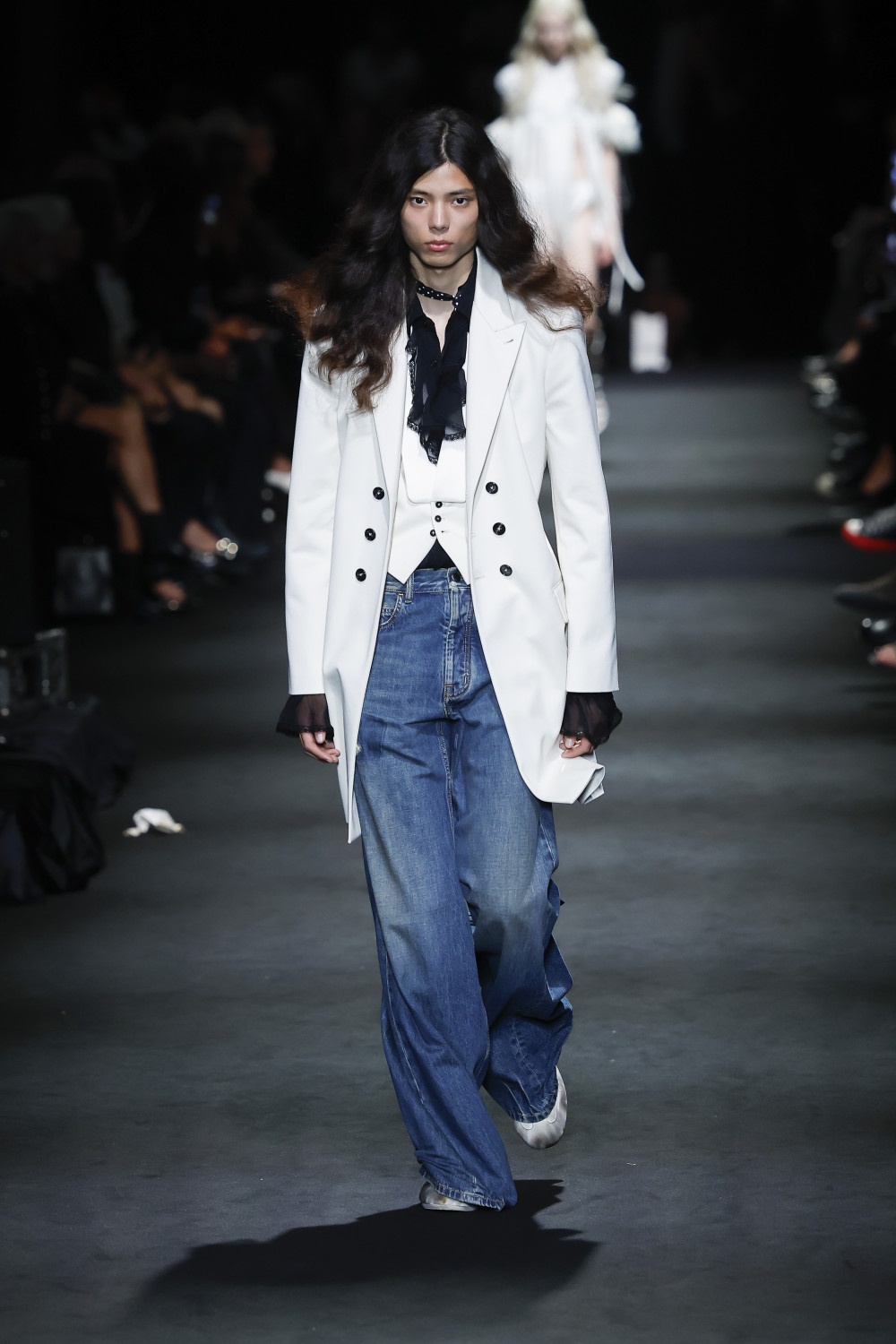 Ann Demeulemeester SS27: romanticismo oscuro y western