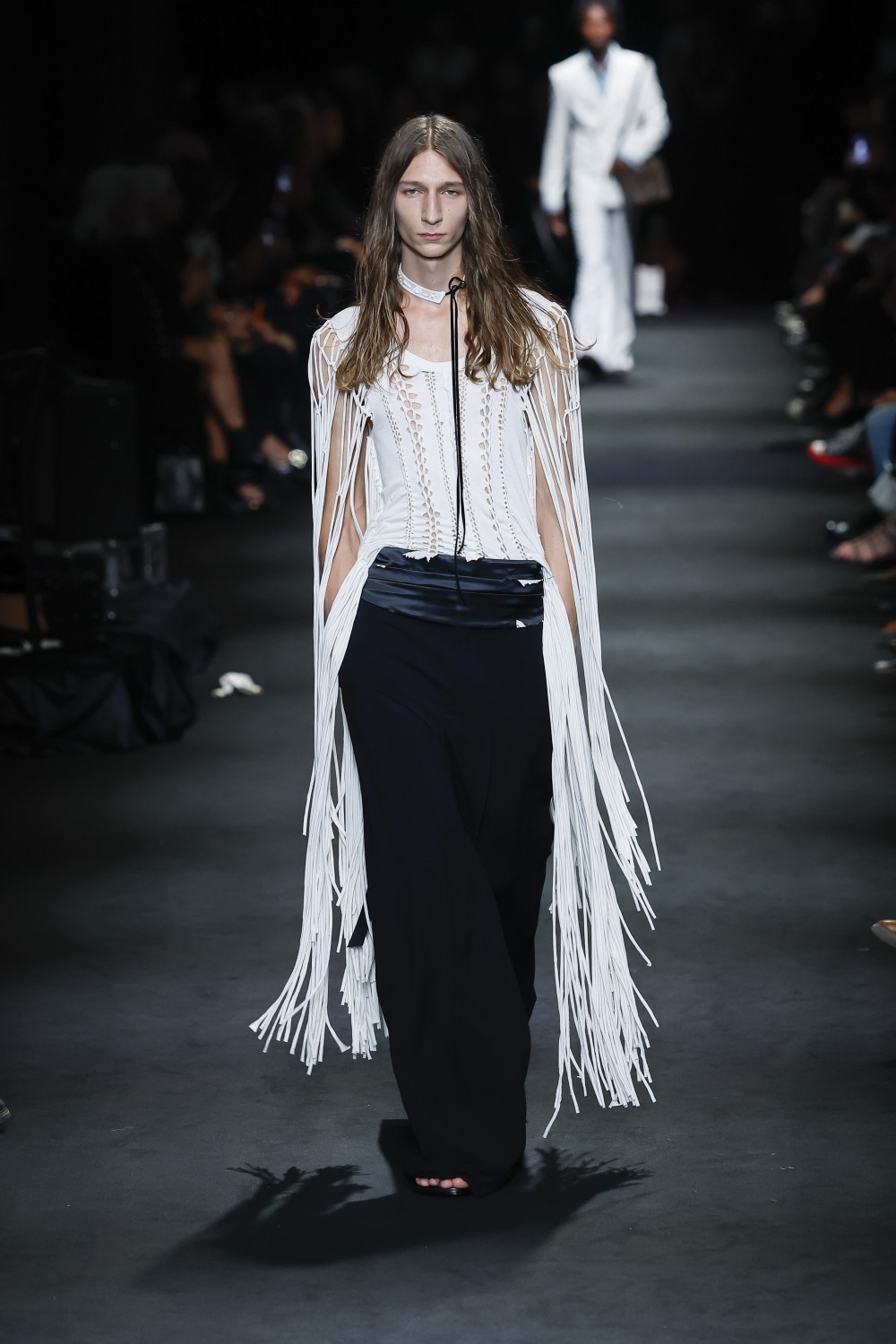 Ann Demeulemeester SS27: romanticismo oscuro y western
