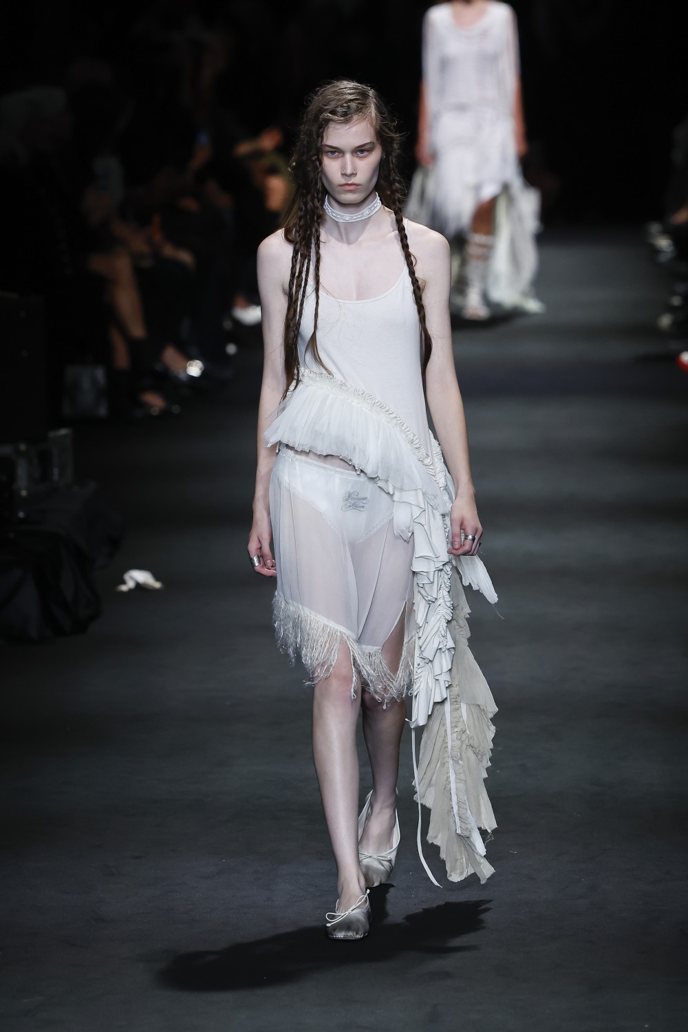 Ann Demeulemeester SS27: romanticismo oscuro y western