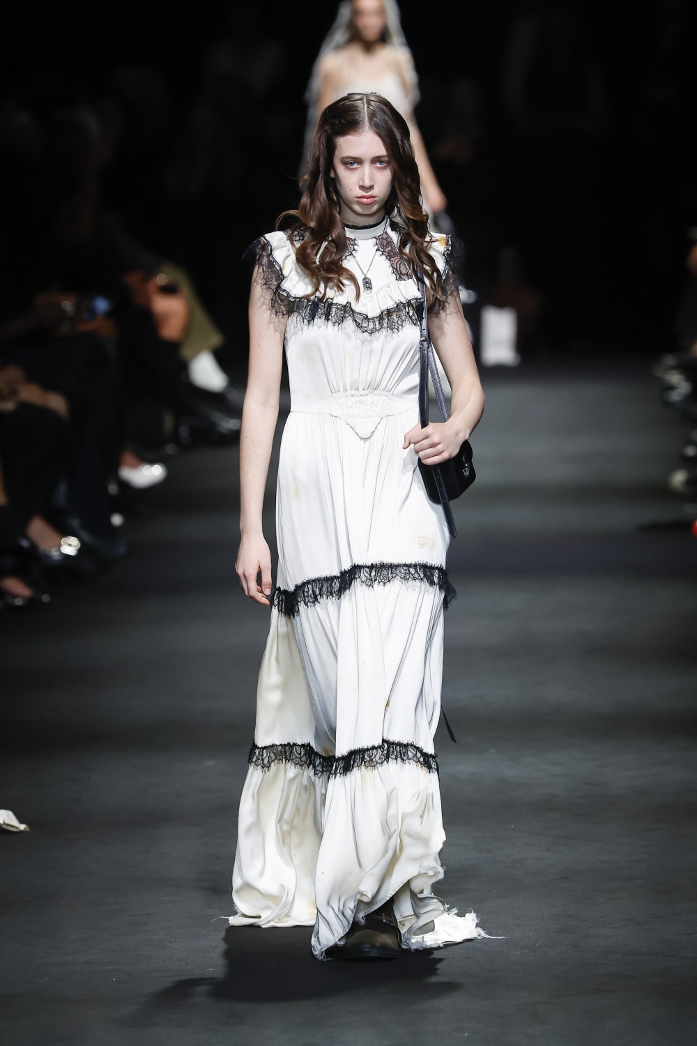 Ann Demeulemeester SS27: romanticismo oscuro y western