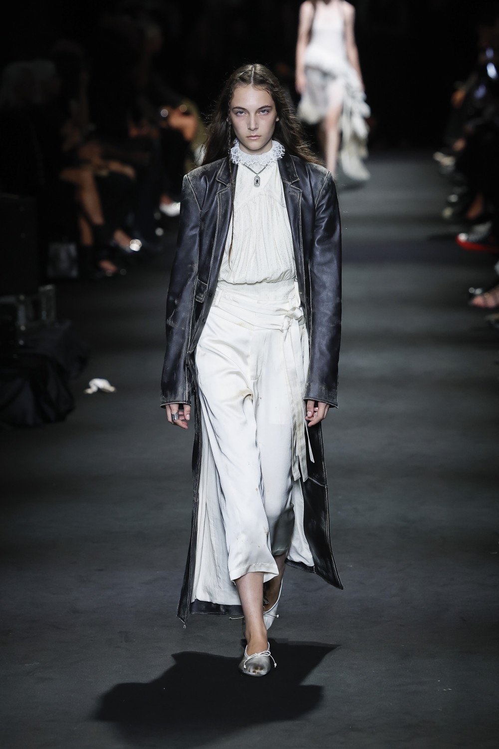 Ann Demeulemeester SS27: romanticismo oscuro y western