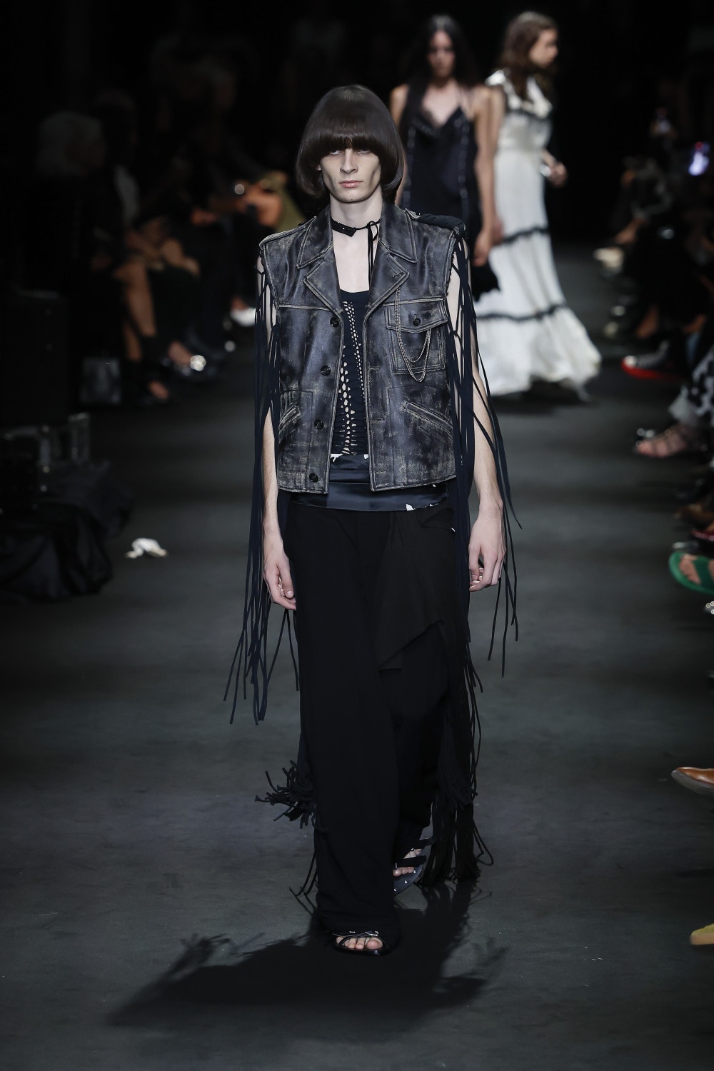 Ann Demeulemeester SS27: romanticismo oscuro y western