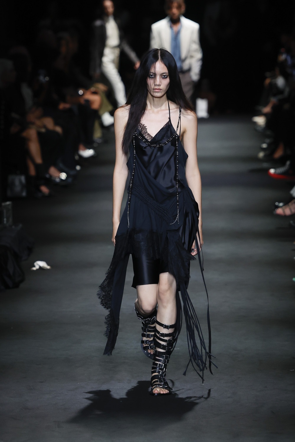 Ann Demeulemeester SS27: romanticismo oscuro y western