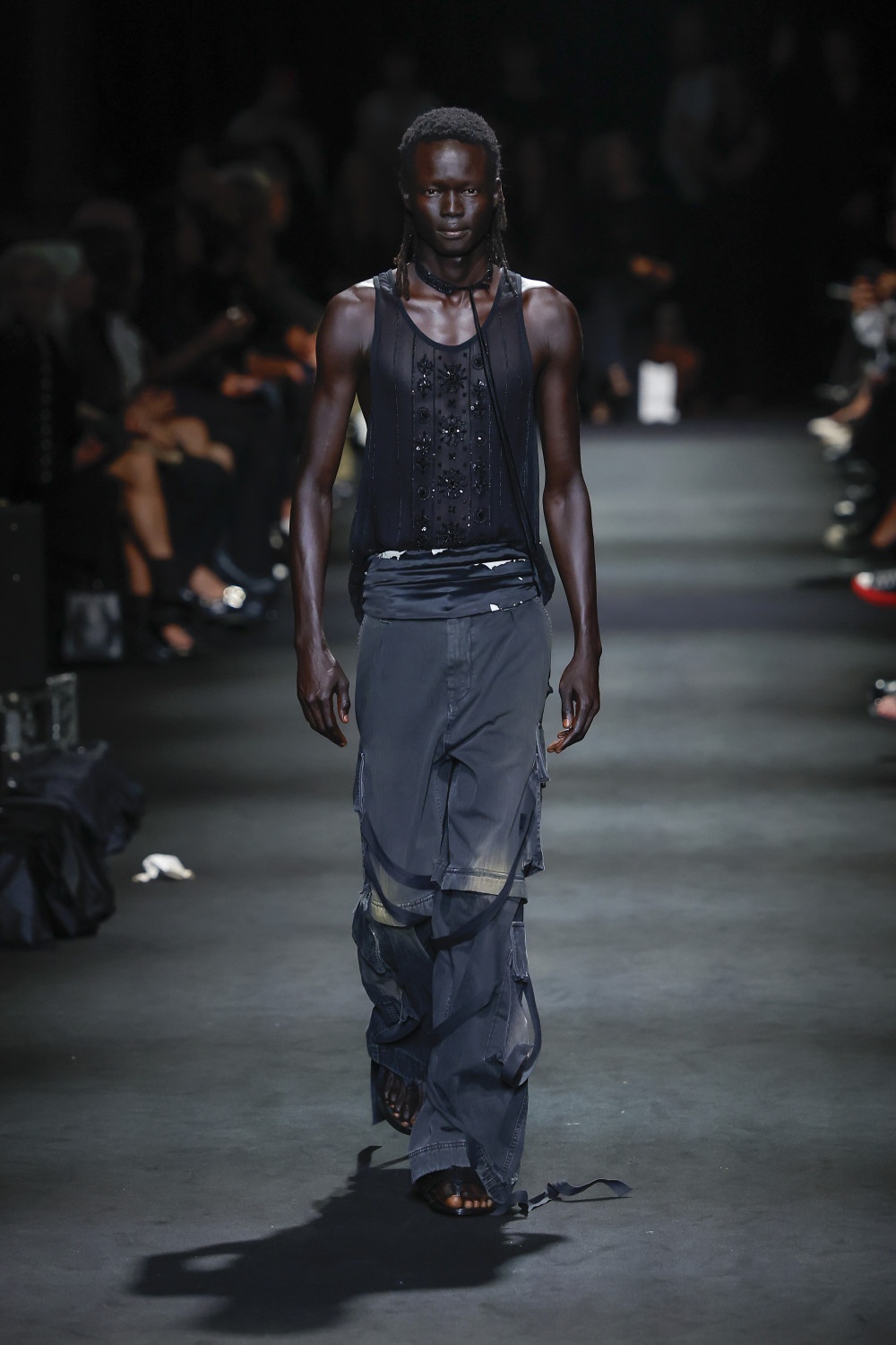 Ann Demeulemeester SS27: romanticismo oscuro y western