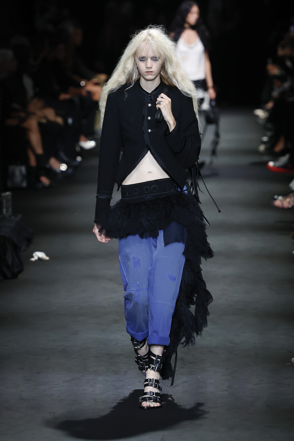 Ann Demeulemeester SS27: romanticismo oscuro y western