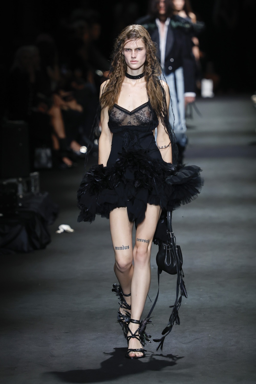 Ann Demeulemeester SS27: romanticismo oscuro y western