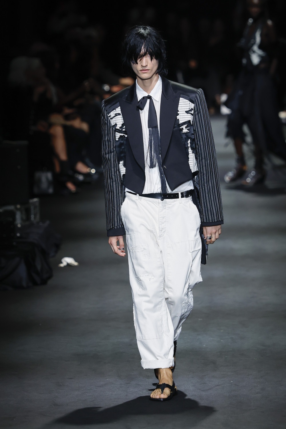 Ann Demeulemeester SS27: romanticismo oscuro y western