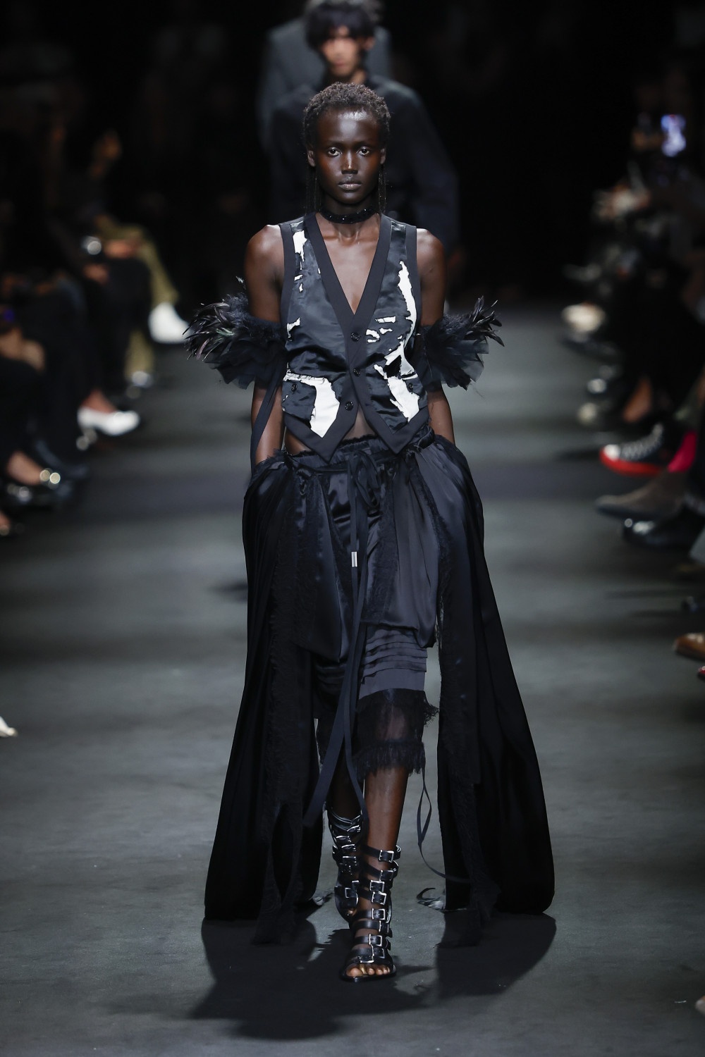 Ann Demeulemeester SS27: romanticismo oscuro y western