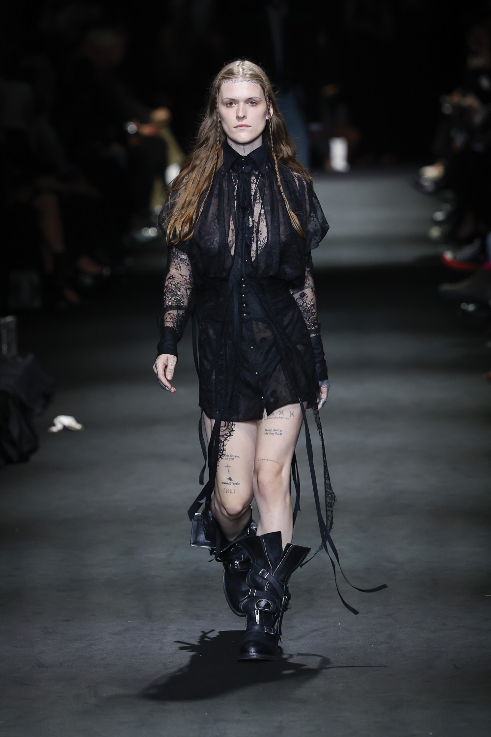 Ann Demeulemeester SS27: romanticismo oscuro y western