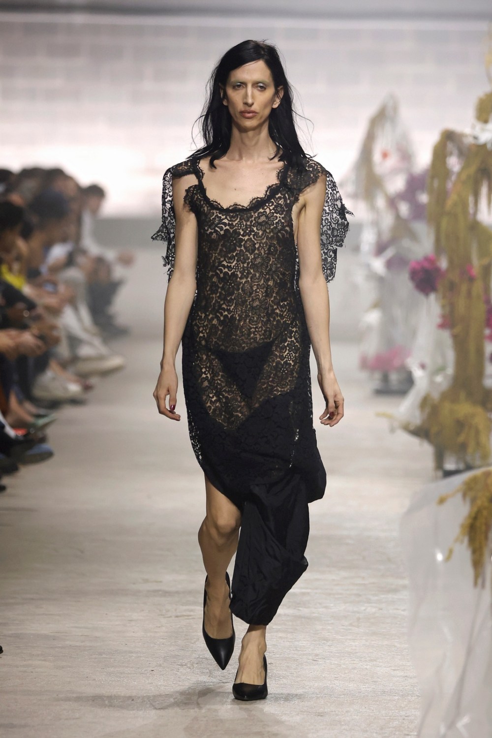 Antonio Acuario en 080 BCN Fashion busca la luz con seda