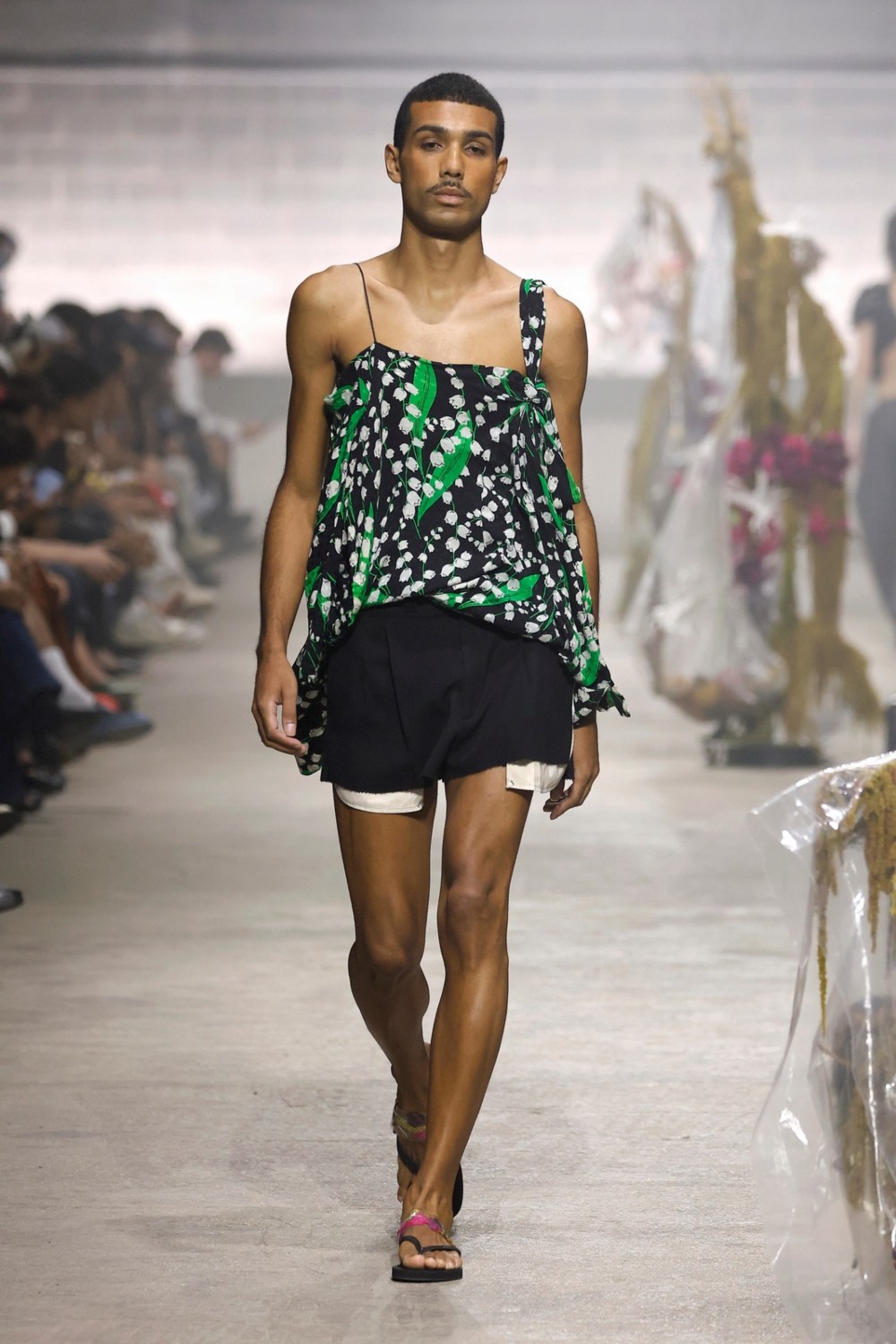 Antonio Acuario en 080 BCN Fashion busca la luz con seda
